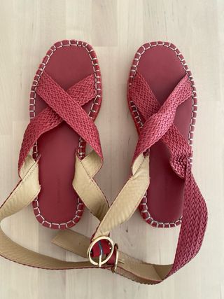 Sandalias de verano con tiras tejidas