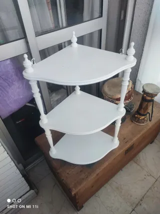 Repisa rinconera blanca de madera