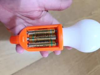 Lampadina LED a batteria con cordino