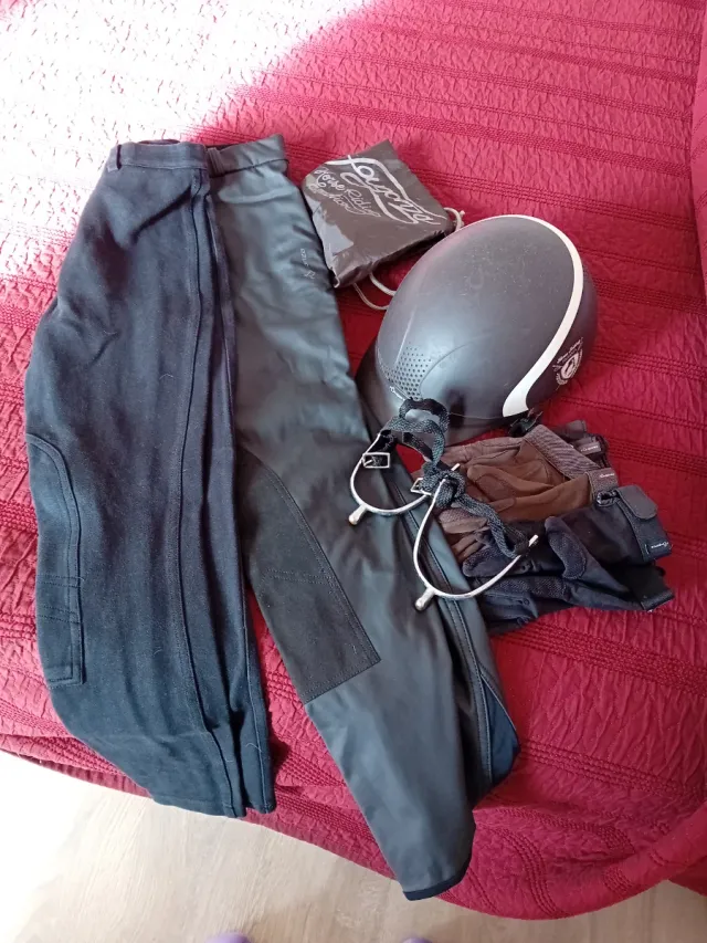 Equipo de equitación: pantalón, casco, espuelas