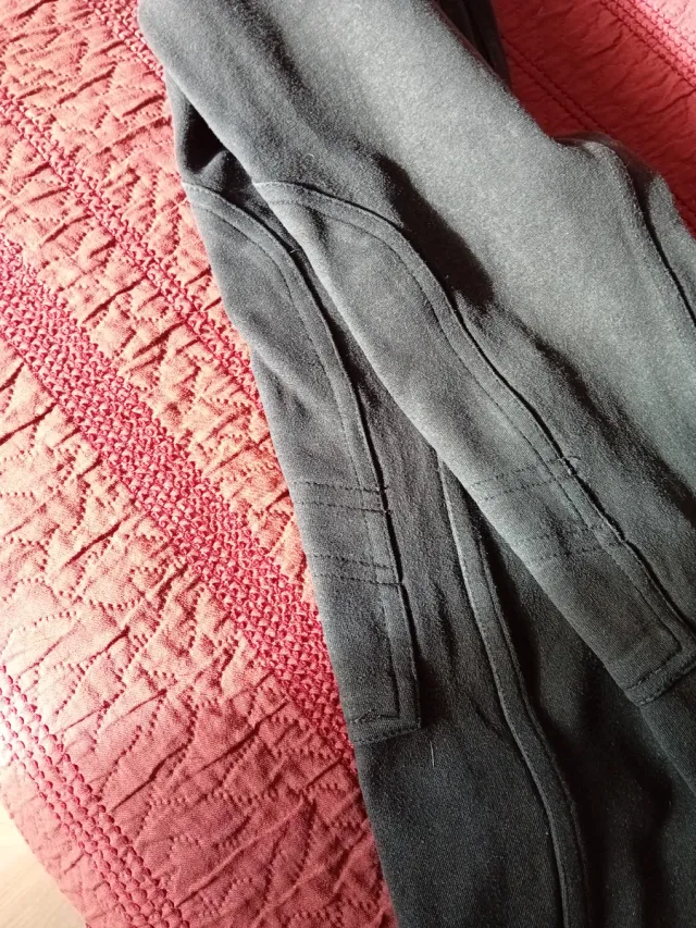 Equipo de equitación: pantalón, casco, espuelas