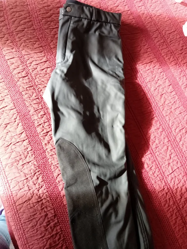 Equipo de equitación: pantalón, casco, espuelas