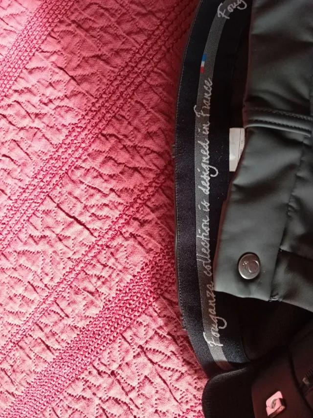 Equipo de equitación: pantalón, casco, espuelas