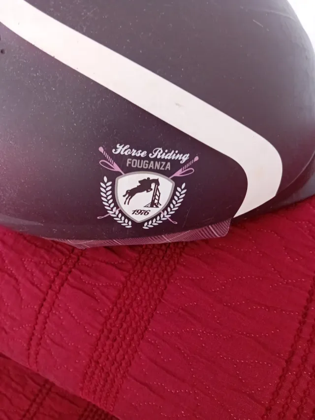 Equipo de equitación: pantalón, casco, espuelas