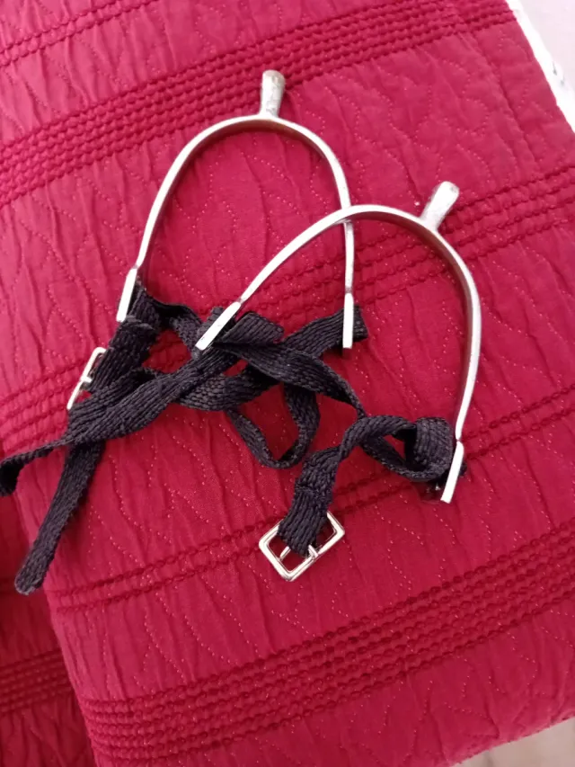 Equipo de equitación: pantalón, casco, espuelas