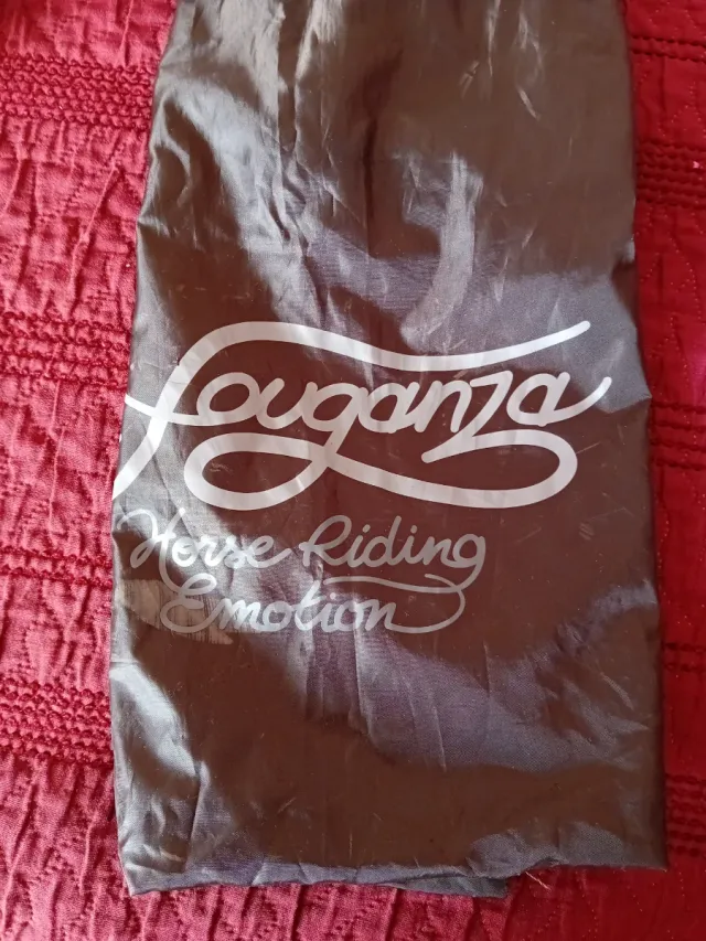 Equipo de equitación: pantalón, casco, espuelas