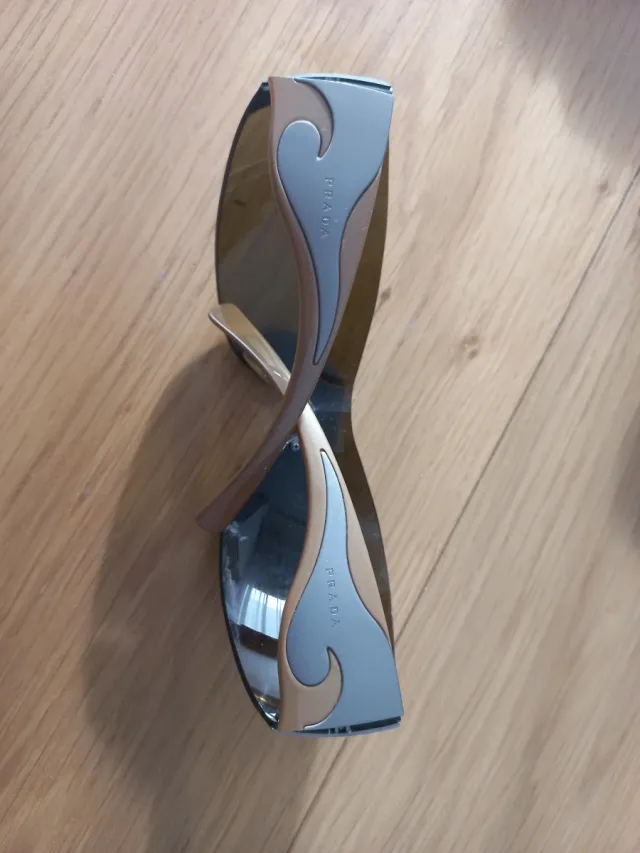 Gafas de sol Prada negras y marrones