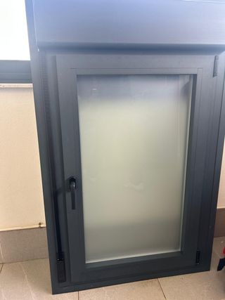 Ventana con persiana gris