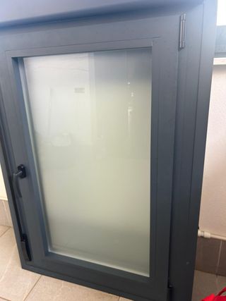 Ventana con persiana gris