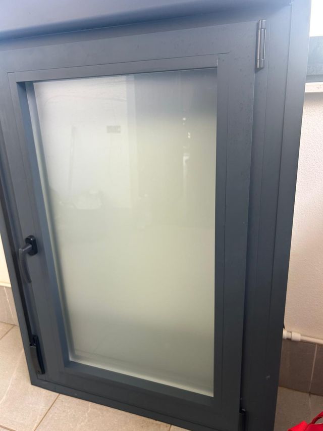 Ventana con persiana gris