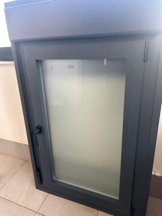 Ventana con persiana gris