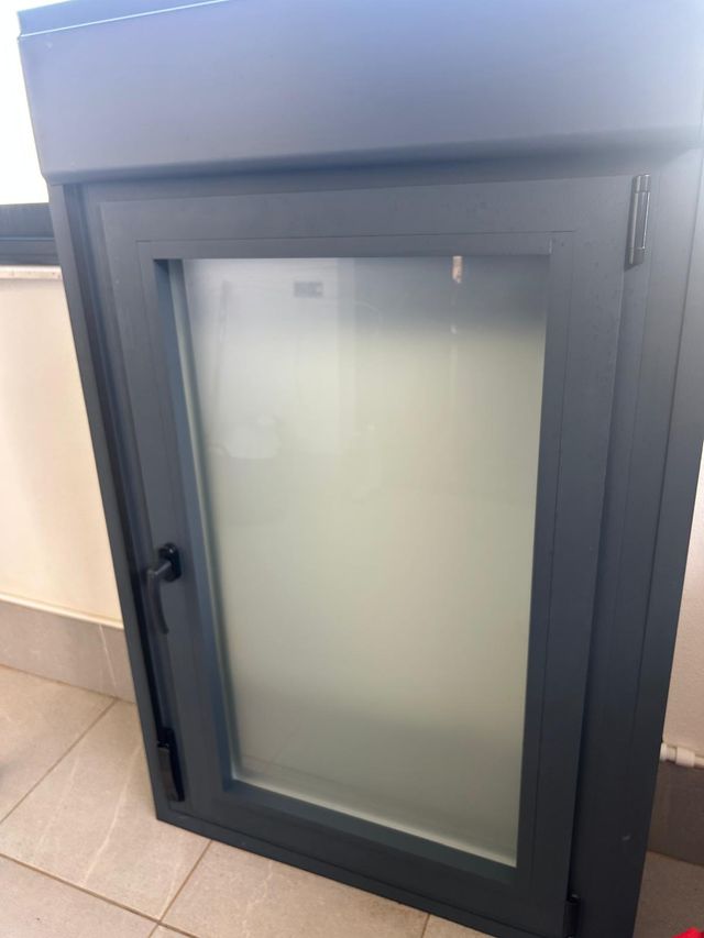 Ventana con persiana gris