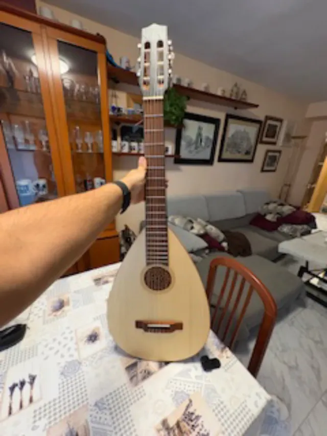 Laúd Nuevo con Funda Original