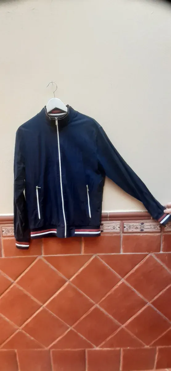 Chaqueta deportiva hombre azul y blanco