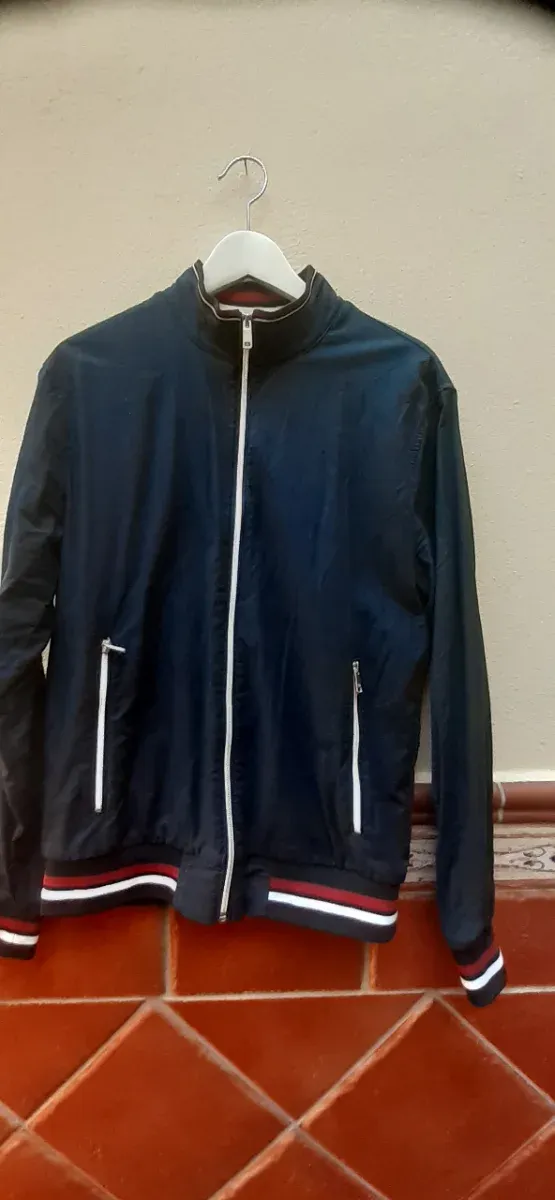 Chaqueta deportiva hombre azul y blanco