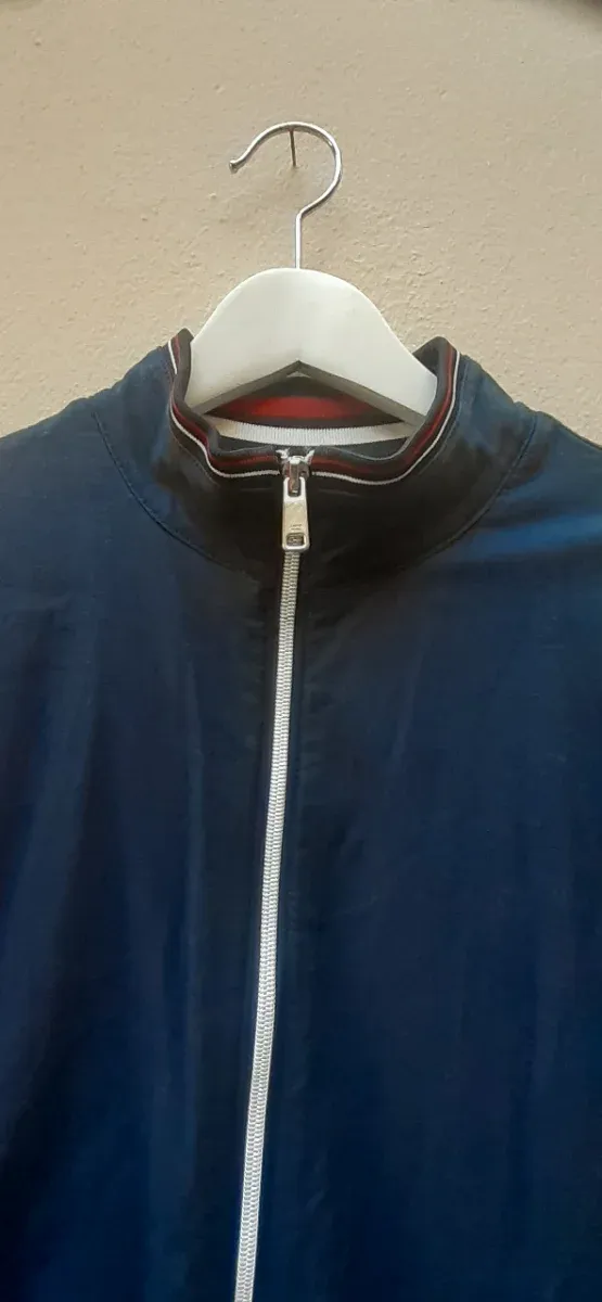 Chaqueta deportiva hombre azul y blanco