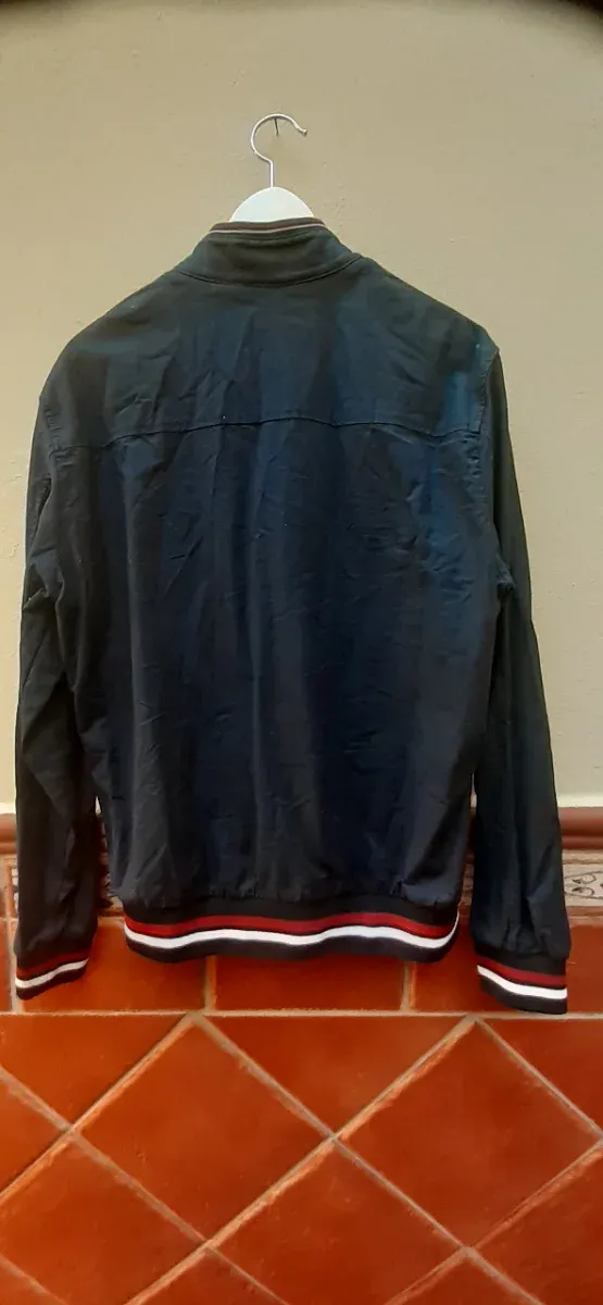 Chaqueta deportiva hombre azul y blanco