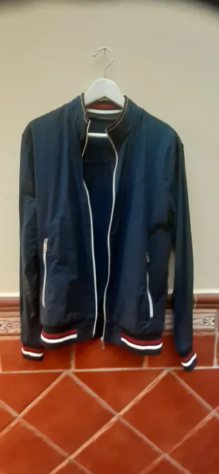 Chaqueta deportiva hombre azul y blanco