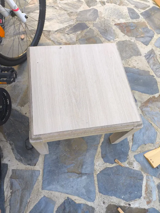 Mesa auxiliar de madera