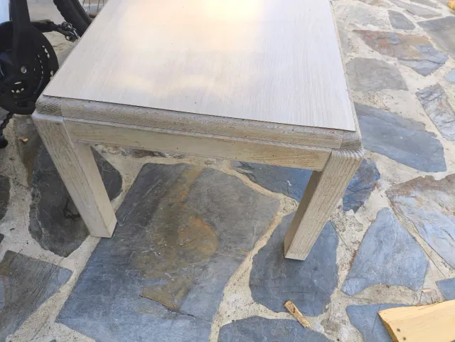 Mesa auxiliar de madera