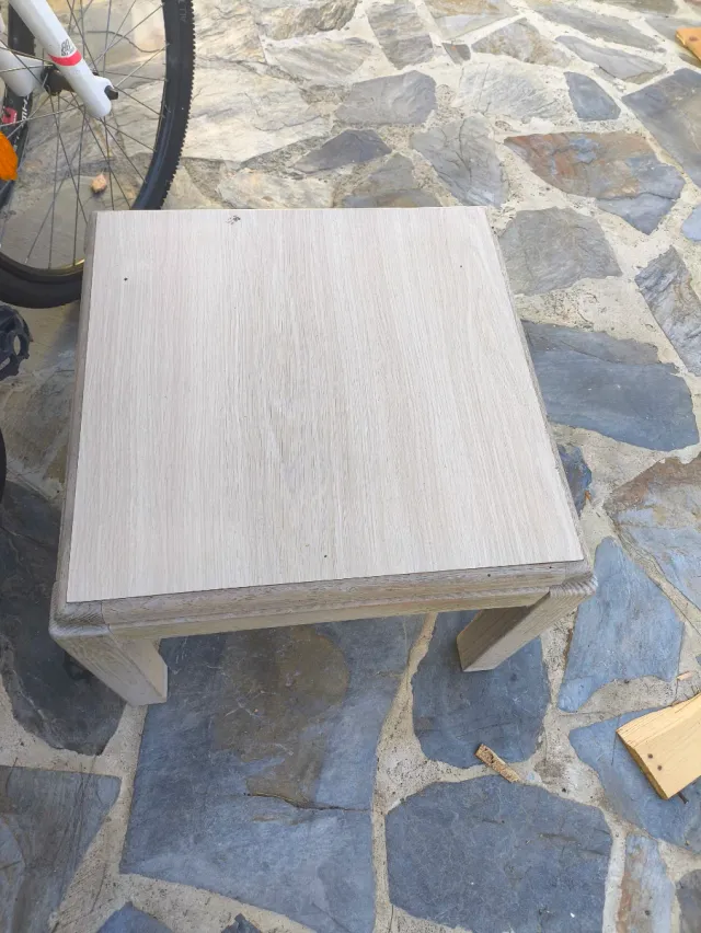 Mesa auxiliar de madera