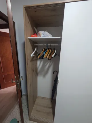 Armario puertas correderas madera y blanco