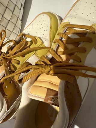 Nike Dunk Low Dorado y Blanco