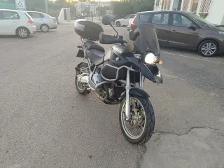 BMW R 1200 GS negra.