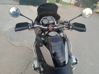 BMW R 1200 GS negra.