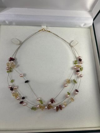 Collar de perlas y piedras naturales