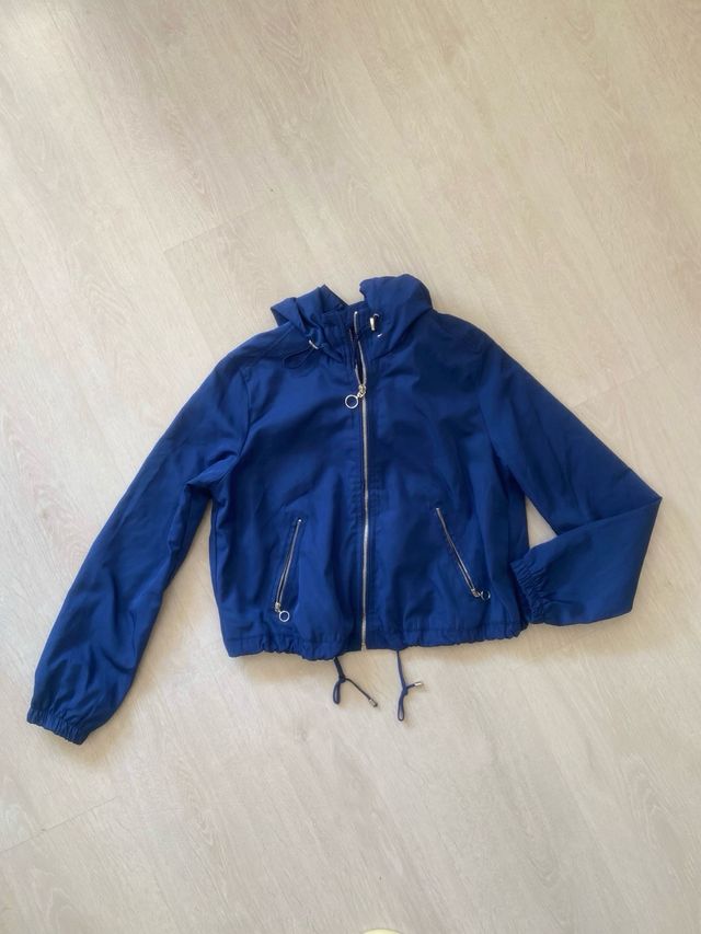 Chaqueta azul con capucha da a talla s -m