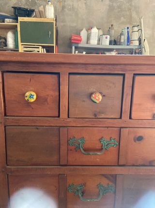 Cómoda de madera con cajones multicolores