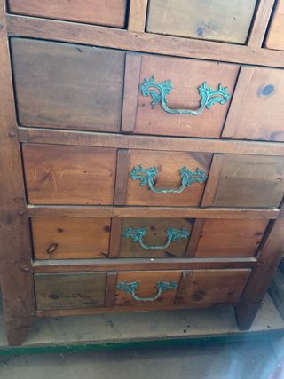 Cómoda de madera con cajones multicolores