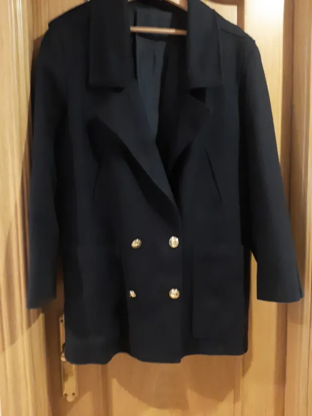 Chaquetón de paño azul oscuro con botones dorados