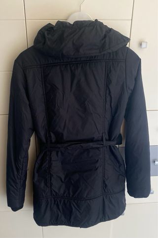 Abrigo acolchado negro con cinturón