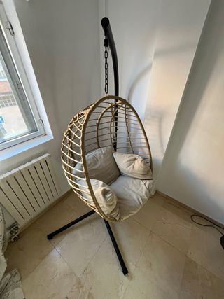 Silla colgante individual beige y marrón