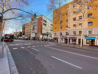 Local comercial en venta en Porta en Barcelona