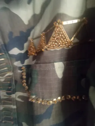 Chaqueta militar auténtica, tuneada con adornos.