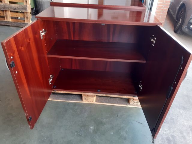Armario de madera con puertas