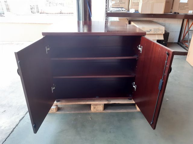 Armario de madera con puertas