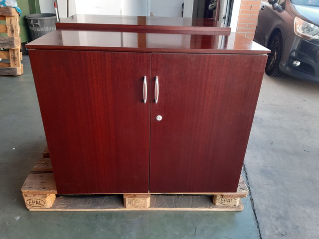 Armario de madera con puertas