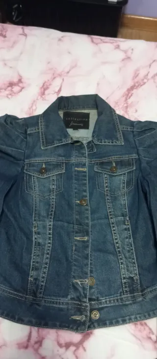 Cazadora vaquera con mangas abullonadas