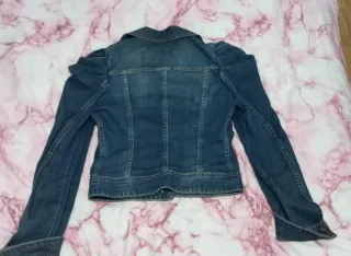 Cazadora vaquera con mangas abullonadas