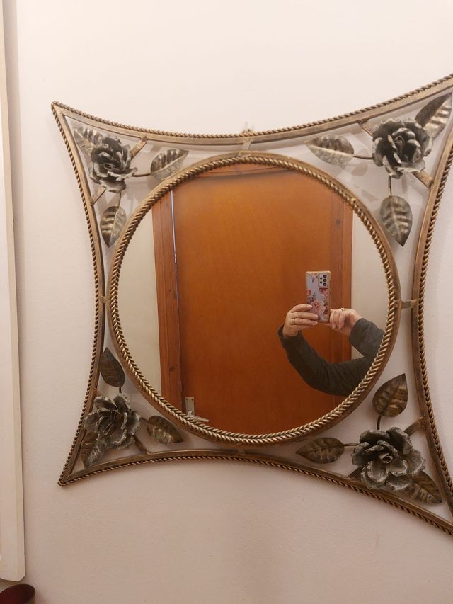 Espejo Antiguo con Marco de Metal y Rosas