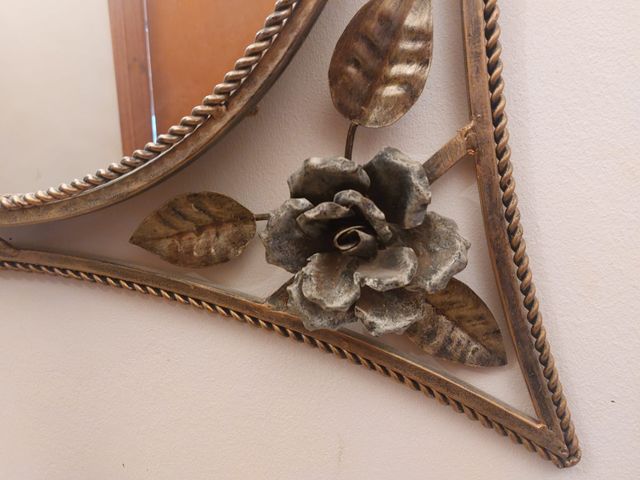 Espejo Antiguo con Marco de Metal y Rosas