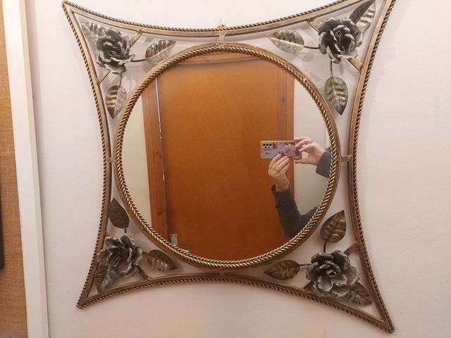 Espejo Antiguo con Marco de Metal y Rosas