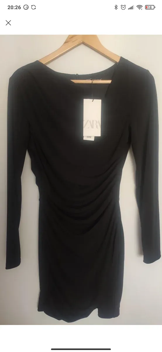 Vestido negro Zara drapeado manga larga