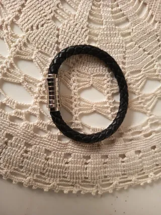 Pulsera Piel Negra Cierre Imán Plata