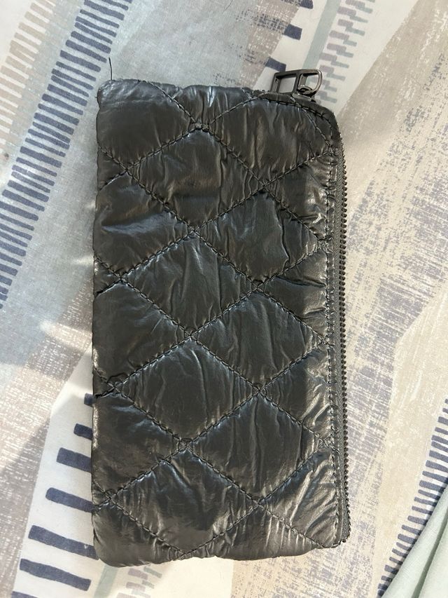 Cartera Don Algodón acolchada negra y plateada