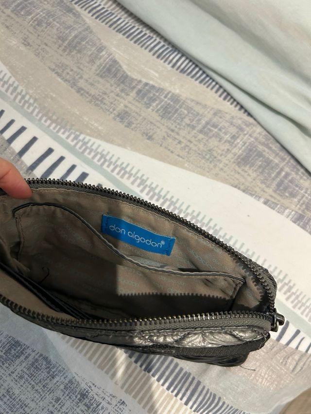 Cartera Don Algodón acolchada negra y plateada